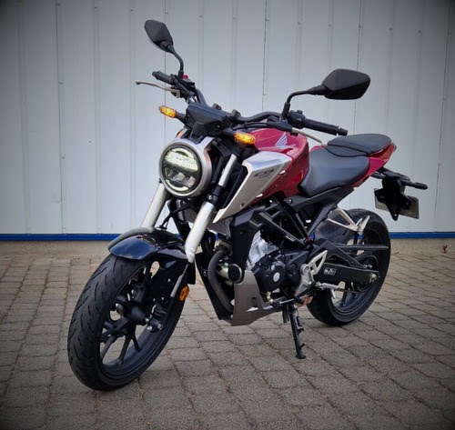 Honda CB 125 R vor Industriehalle.
