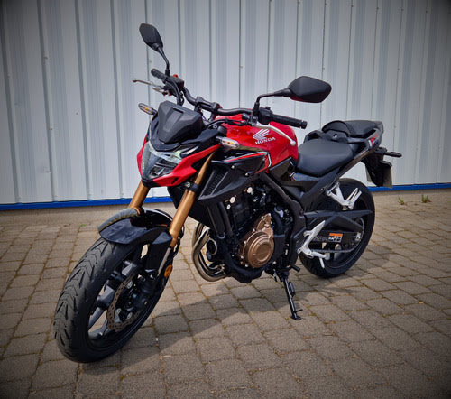 Honda CB 500 F vor Industriehalle.