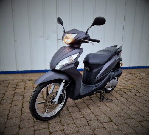 Honda Vision 50 vor Industriehalle.