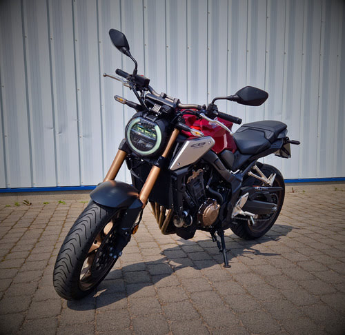 Honda CB 650 R vor Industriehalle.